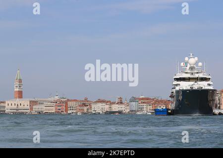 ©Pierre Teyssot/MAXPPP ; 78th Festival del Cinema di Venezia al Lido di Venezia il 7 settembre 2021. Vista generale di San Marco con un super yacht sulla destra Â© Pierre Teyssot / Maxppp Foto Stock