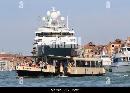 ©Pierre Teyssot/MAXPPP ; 78th Festival del Cinema di Venezia al Lido di Venezia il 7 settembre 2021. Un vaporetto (vaporetto) di fronte a un Super YachtÂ Pierre Teyssot / Maxppp Foto Stock