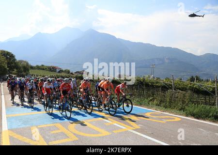 ©Pierre Teyssot/MAXPPP ; Campionato europeo di ciclismo su strada 2021 UEC. Trento, Italia il 11 settembre 2021. Elite Women Road Race, il peloton. Â Pierre Teyssot / Maxppp Foto Stock