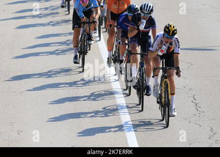 ©Pierre Teyssot/MAXPPP ; Campionato europeo di ciclismo su strada 2021 UEC. Trento, Italia il 11 settembre 2021. Elite Women Road Race, Audrey CORDON RAGOT (fra) in confezione. Â Pierre Teyssot / Maxppp Foto Stock