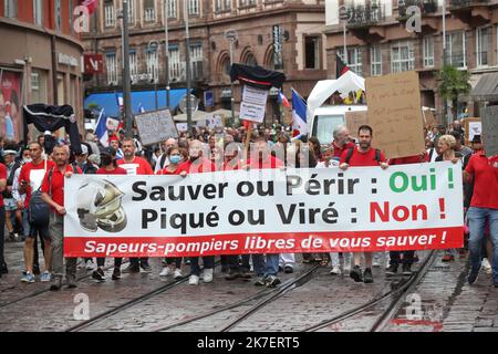 ©PHOTOPQR/l'ALSACE/Jean-Marc LOOS ; Strasbourg ; 11/09/2021 ; Des sapeurs pompiers manifestent contre le vaccin anti covid et contre le pass sanitaire à Strasbourg le 11 Septembre 2021. Manifestazione contro l'autoritarismo del governo. I partecipanti alla manifestazione hanno espresso la loro opposizione al libretto sanitario e alle leggi sul separatismo e sulla sicurezza globale in Francia il 11 settembre 2021 Foto Stock