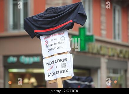 ©PHOTOPQR/l'ALSACE/Jean-Marc LOOS ; Strasbourg ; 11/09/2021 ; Des sapeurs pompiers manifestent contre le vaccin anti covid et contre le pass sanitaire à Strasbourg le 11 Septembre 2021. Manifestazione contro l'autoritarismo del governo. I partecipanti alla manifestazione hanno espresso la loro opposizione al libretto sanitario e alle leggi sul separatismo e sulla sicurezza globale in Francia il 11 settembre 2021 Foto Stock