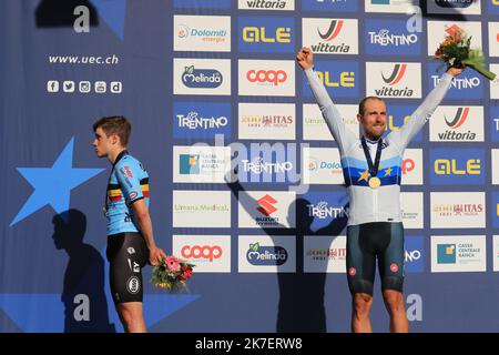 ©Pierre Teyssot/MAXPPP ; Campionato europeo di ciclismo su strada 2021 UEC. Trento, Italia il 12 settembre 2021. Elite Men Road Race, sul podio da sinistra, Remco EVENEPOEL (bel), Sonny COLBRELLI (ITA). Â Pierre Teyssot / Maxppp Foto Stock