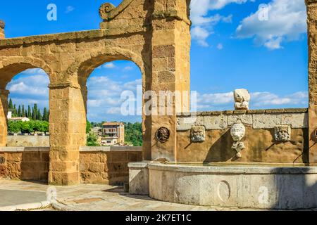 Fontana di Pitigliano, angolo di piazza, Toscana, Italia Foto Stock