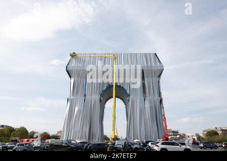 ©PHOTOPQR/LE PARISIEN/Olivier CORSAN ; Paris ; 13/09/2021 ; L’Arc de triomphe est en train d’être empaqueté selon le projet de Christo sur la Place de l’Etoile Charles de Gaulle à Paris - l’involucro dell’Arc de Triomphe nell’ambito di un’installazione artistica del compianto artista Christo, a Parigi (Francia), 13 settembre 2021. Foto Stock