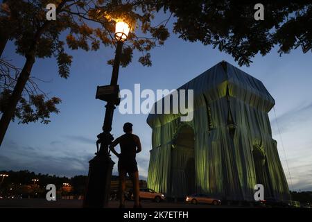 ©PHOTOPQR/LE PARISIEN/Olivier CORSAN ; Paris ; 13/09/2021 ; L’Arc de triomphe est en train d’être empaqueté selon le projet de Christo sur la Place de l’Etoile Charles de Gaulle à Paris - l’involucro dell’Arc de Triomphe nell’ambito di un’installazione artistica del compianto artista Christo, a Parigi (Francia), 13 settembre 2021. Foto Stock