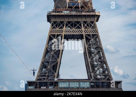 ©Christophe Petit Tesson/MAXPPP - 18/09/2021 ; PARIS ; FRANCE - le funambule francais Nathan Paulin traversate la Seine sur un fil long de 670 meters entre la tour Eiffel et le palais de Chaillot dans le cadre des Journees Europeennes du Patrimoine. - L'altopiano francese Nathan Paulin cammina slackline dalla Torre Eiffel Foto Stock