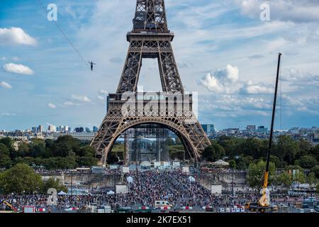 ©Christophe Petit Tesson/MAXPPP - 18/09/2021 ; PARIS ; FRANCE - le funambule francais Nathan Paulin traversate la Seine sur un fil long de 670 meters entre la tour Eiffel et le palais de Chaillot dans le cadre des Journees Europeennes du Patrimoine. - L'altopiano francese Nathan Paulin cammina slackline dalla Torre Eiffel Foto Stock