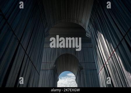 ©Michael Bunel / le Pictorium/MAXPPP - Michael Bunel / le Pictorium - 18/09/2021 - Francia / Ile-de-France / Parigi - Detail de l'empaquetage sur l'Arc de Triomphe. L empaquetage de l'Arc de Triomphe, oeuvre posthume de Christo et Jeanne Claude est terminee, elle est visible du 18 Septembre au 03 October 2021. 18 settembre 2021. Parigi, Francia. / 18/09/2021 - Francia / Ile-de-France (regione) / Parigi - dettaglio dell'imballaggio sull'Arco di Trionfo. L'imballaggio dell'Arco di Trionfo, opera postuma di Christo e Jeanne Claude è completato, è visibile dal 18 settembre al 03 ottobre 2021. S Foto Stock