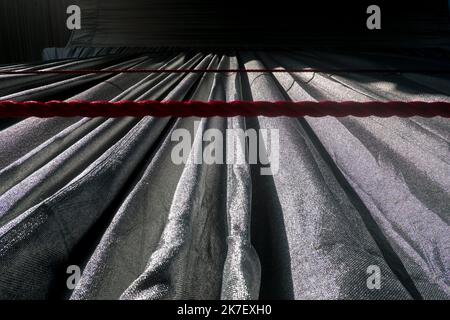 ©Michael Bunel / le Pictorium/MAXPPP - Michael Bunel / le Pictorium - 18/09/2021 - Francia / Ile-de-France / Parigi - Detail de l'empaquetage sur l'Arc de Triomphe. L empaquetage de l'Arc de Triomphe, oeuvre posthume de Christo et Jeanne Claude est terminee, elle est visible du 18 Septembre au 03 October 2021. 18 settembre 2021. Parigi, Francia. / 18/09/2021 - Francia / Ile-de-France (regione) / Parigi - dettaglio dell'imballaggio sull'Arco di Trionfo. L'imballaggio dell'Arco di Trionfo, opera postuma di Christo e Jeanne Claude è completato, è visibile dal 18 settembre al 03 ottobre 2021. S Foto Stock