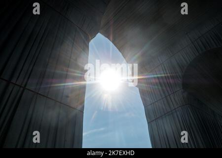 ©Michael Bunel / le Pictorium/MAXPPP - Michael Bunel / le Pictorium - 18/09/2021 - Francia / Ile-de-France / Parigi - Detail de l'empaquetage sur l'Arc de Triomphe. L empaquetage de l'Arc de Triomphe, oeuvre posthume de Christo et Jeanne Claude est terminee, elle est visible du 18 Septembre au 03 October 2021. 18 settembre 2021. Parigi, Francia. / 18/09/2021 - Francia / Ile-de-France (regione) / Parigi - dettaglio dell'imballaggio sull'Arco di Trionfo. L'imballaggio dell'Arco di Trionfo, opera postuma di Christo e Jeanne Claude è completato, è visibile dal 18 settembre al 03 ottobre 2021. S Foto Stock