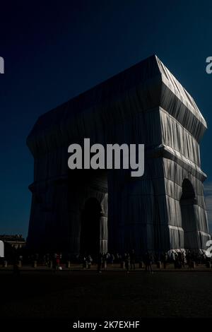 ©Michael Bunel / le Pictorium/MAXPPP - Michael Bunel / le Pictorium - 18/09/2021 - Francia / Ile-de-France / Parigi - Detail de l'empaquetage sur l'Arc de Triomphe. L empaquetage de l'Arc de Triomphe, oeuvre posthume de Christo et Jeanne Claude est terminee, elle est visible du 18 Septembre au 03 October 2021. 18 settembre 2021. Parigi, Francia. / 18/09/2021 - Francia / Ile-de-France (regione) / Parigi - dettaglio dell'imballaggio sull'Arco di Trionfo. L'imballaggio dell'Arco di Trionfo, opera postuma di Christo e Jeanne Claude è completato, è visibile dal 18 settembre al 03 ottobre 2021. S Foto Stock