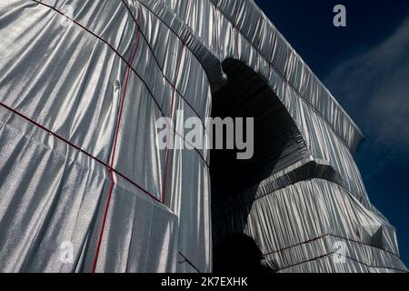 ©Michael Bunel / le Pictorium/MAXPPP - Michael Bunel / le Pictorium - 18/09/2021 - Francia / Ile-de-France / Parigi - Detail de l'empaquetage sur l'Arc de Triomphe. L empaquetage de l'Arc de Triomphe, oeuvre posthume de Christo et Jeanne Claude est terminee, elle est visible du 18 Septembre au 03 October 2021. 18 settembre 2021. Parigi, Francia. / 18/09/2021 - Francia / Ile-de-France (regione) / Parigi - dettaglio dell'imballaggio sull'Arco di Trionfo. L'imballaggio dell'Arco di Trionfo, opera postuma di Christo e Jeanne Claude è completato, è visibile dal 18 settembre al 03 ottobre 2021. S Foto Stock