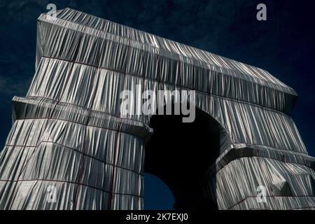 ©Michael Bunel / le Pictorium/MAXPPP - Michael Bunel / le Pictorium - 18/09/2021 - Francia / Ile-de-France / Parigi - Detail de l'empaquetage sur l'Arc de Triomphe. L empaquetage de l'Arc de Triomphe, oeuvre posthume de Christo et Jeanne Claude est terminee, elle est visible du 18 Septembre au 03 October 2021. 18 settembre 2021. Parigi, Francia. / 18/09/2021 - Francia / Ile-de-France (regione) / Parigi - dettaglio dell'imballaggio sull'Arco di Trionfo. L'imballaggio dell'Arco di Trionfo, opera postuma di Christo e Jeanne Claude è completato, è visibile dal 18 settembre al 03 ottobre 2021. S Foto Stock