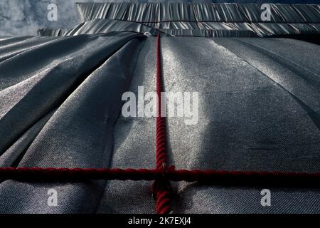 ©Michael Bunel / le Pictorium/MAXPPP - Michael Bunel / le Pictorium - 18/09/2021 - Francia / Ile-de-France / Parigi - Detail de l'empaquetage sur l'Arc de Triomphe. L empaquetage de l'Arc de Triomphe, oeuvre posthume de Christo et Jeanne Claude est terminee, elle est visible du 18 Septembre au 03 October 2021. 18 settembre 2021. Parigi, Francia. / 18/09/2021 - Francia / Ile-de-France (regione) / Parigi - dettaglio dell'imballaggio sull'Arco di Trionfo. L'imballaggio dell'Arco di Trionfo, opera postuma di Christo e Jeanne Claude è completato, è visibile dal 18 settembre al 03 ottobre 2021. S Foto Stock