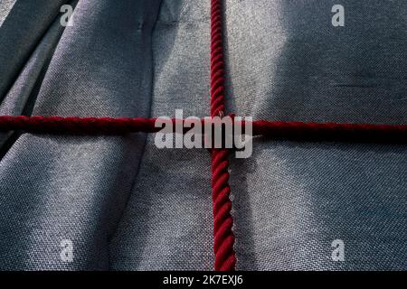 ©Michael Bunel / le Pictorium/MAXPPP - Michael Bunel / le Pictorium - 18/09/2021 - Francia / Ile-de-France / Parigi - Detail de l'empaquetage sur l'Arc de Triomphe. L empaquetage de l'Arc de Triomphe, oeuvre posthume de Christo et Jeanne Claude est terminee, elle est visible du 18 Septembre au 03 October 2021. 18 settembre 2021. Parigi, Francia. / 18/09/2021 - Francia / Ile-de-France (regione) / Parigi - dettaglio dell'imballaggio sull'Arco di Trionfo. L'imballaggio dell'Arco di Trionfo, opera postuma di Christo e Jeanne Claude è completato, è visibile dal 18 settembre al 03 ottobre 2021. S Foto Stock