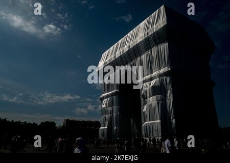 ©Michael Bunel / le Pictorium/MAXPPP - Michael Bunel / le Pictorium - 18/09/2021 - Francia / Ile-de-France / Parigi - Detail de l'empaquetage sur l'Arc de Triomphe. L empaquetage de l'Arc de Triomphe, oeuvre posthume de Christo et Jeanne Claude est terminee, elle est visible du 18 Septembre au 03 October 2021. 18 settembre 2021. Parigi, Francia. / 18/09/2021 - Francia / Ile-de-France (regione) / Parigi - dettaglio dell'imballaggio sull'Arco di Trionfo. L'imballaggio dell'Arco di Trionfo, opera postuma di Christo e Jeanne Claude è completato, è visibile dal 18 settembre al 03 ottobre 2021. S Foto Stock