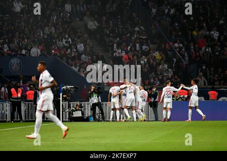 ©Julien Mattia / le Pictorium/MAXPPP - Julien Mattia / le Pictorium - Francia / Ile-de-France / Parigi - Celebration des joueurs de l'Olympique Lyonnais lors de l'ouverture du score lors du match de la 6e journee de Ligue 1 entre le Paris Saint-Germain et Lyon, au Parc des Princes, le 19 Settembre 2021 / Francia / Ile-de-France (regione) / Parigi - Celebrazione dei giocatori dell'Olympique Lyonnais durante il traguardo di apertura della partita del 6th° giorno di Ligue 1 tra Parigi Saint-Germain e Lione, al Parc des Princes, 19 settembre 2021 Foto Stock