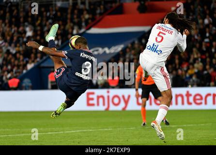 ©Julien Mattia / le Pictorium/MAXPPP - Julien Mattia / le Pictorium - Francia / Ile-de-France / Parigi - tentative de retourne acrobatique de Fresnel Kimpembe lors de l'ouverture du score lors du match de la 6e journee de Ligue 1 entre le Paris Saint-Germain et Lyon, au Parc des Princes, le 19 Settembre 2021 / Francia / Ile-de-France (regione) / Parigi - acrobatico tentativo di ritorno di Fresnel Kimpembe durante l'obiettivo di apertura della partita del 6th° giorno di Ligue 1 tra Parigi Saint-Germain e Lione, al Parc des Princes, 19 settembre 2021 Foto Stock