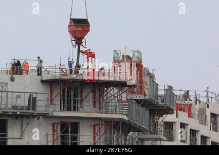 ©PHOTOPQR/SUD OUEST/Cottereau Fabien ; Bordeaux ; 21/09/2021 ; Fait du Jpour / la pénurie de matériaux pneumatici les prix vers le haut et ralentit la reprise PROBLEME CHANTIER BTP ET PENURIE DE VOITURES NEUVES en CONCESSIONE ou Marché occasione en hausse / Bricolage des particuliers - la carenza di materiali spinge i prezzi e rallenta la ripresa economica Foto Stock