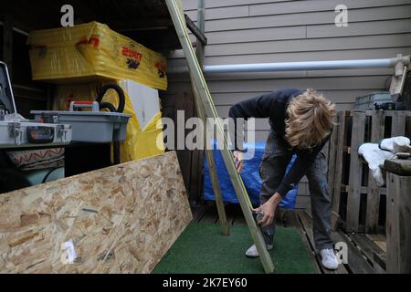 ©PHOTOPQR/SUD OUEST/Cottereau Fabien ; Bordeaux ; 21/09/2021 ; Fait du Jpour / la pénurie de matériaux pneumatici les prix vers le haut et ralentit la reprise PROBLEME CHANTIER BTP ET PENURIE DE VOITURES NEUVES en CONCESSIONE ou Marché occasione en hausse / Bricolage des particuliers - la carenza di materiali spinge i prezzi e rallenta la ripresa economica Foto Stock