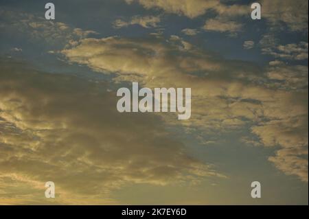 ©PHOTOPQR/LE COURRIER DE L'OUEST/AURELIEN BREAU ; ; ; DURTAL LE 21 SETTEMBRE 2021 CIEL SKY CLIMAT NUAGE CLOUD NATURA METEO ALTOSTRATUS ALTOCUMULUS Foto Stock