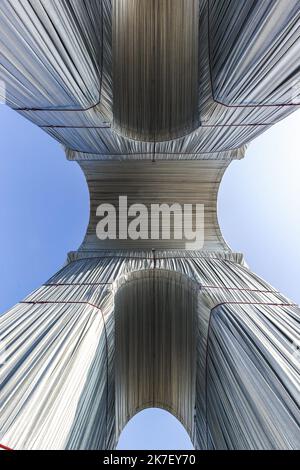 ©Sebastien Muylaert/MAXPPP - il monumento completamente avvolto dell'Arco di Trionfo, nell'ambito di un'installazione artistica intitolata 'l'Arc de Triomphe, avvolto' dall'artista americano tardo bulgaro Christo, a Parigi, Francia. L'installazione monumentale avvolge il monumento parigino sotto i 25.000 metri quadrati di fogli di polipropilene blu e argento. È stato inaugurato ufficialmente il 18 settembre e sarà smantellato il 03 ottobre. Parigi, 21.09.2021 Foto Stock