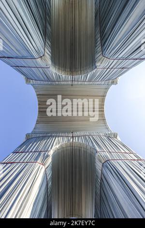 ©Sebastien Muylaert/MAXPPP - il monumento completamente avvolto dell'Arco di Trionfo, nell'ambito di un'installazione artistica intitolata 'l'Arc de Triomphe, avvolto' dall'artista americano tardo bulgaro Christo, a Parigi, Francia. L'installazione monumentale avvolge il monumento parigino sotto i 25.000 metri quadrati di fogli di polipropilene blu e argento. È stato inaugurato ufficialmente il 18 settembre e sarà smantellato il 03 ottobre. Parigi, 21.09.2021 Foto Stock