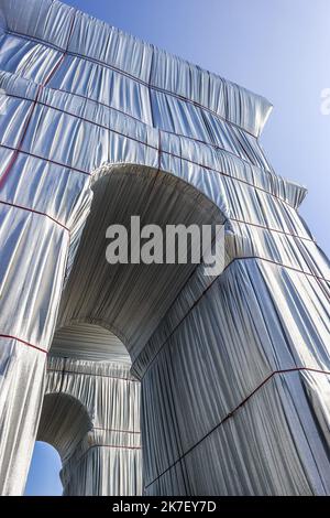 ©Sebastien Muylaert/MAXPPP - il monumento completamente avvolto dell'Arco di Trionfo, nell'ambito di un'installazione artistica intitolata 'l'Arc de Triomphe, avvolto' dall'artista americano tardo bulgaro Christo, a Parigi, Francia. L'installazione monumentale avvolge il monumento parigino sotto i 25.000 metri quadrati di fogli di polipropilene blu e argento. È stato inaugurato ufficialmente il 18 settembre e sarà smantellato il 03 ottobre. Parigi, 21.09.2021 Foto Stock