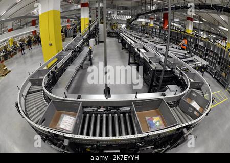 ©PHOTOPQR/L'EST REPUBLICAIN/ALEXANDRE MARCHI ; AUGNY ; 23/09/2021 ; CENTER DE DISTRIBUTION AMAZON AUGNY - AMAZON FRANCE LOGISTIQUE - COMMERCE EN LIGNE - INTERNET - E COMMERCE - PRODUITS EN STOCK - STOCK REFERENCES - GAFAAM - EMPLOI - EMPLOIS - EMBAUCHE - EMBAUCHES - RECRISONIERS - SAONITERS. Agosto 23 settembre 2021. Le center de distribution d'Amazon à Augny lors de son inaugurazione su le plateau de Frescaty. FOTO Alexandre MARCHI. – Il centro di distribuzione di Amazon ad Augny durante la sua inaugurazione sull’altopiano di Frescaty. Foto Stock