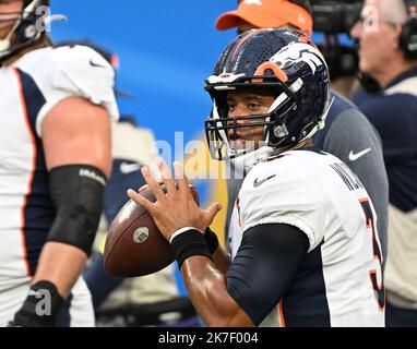 Inglewood, Stati Uniti. 17th Ott 2022. Il quartback del Denver Broncos Russell Wilson si scalda prima della partita contro i Los Angeles Chargers al SoFi Stadium di Inglewood, California, lunedì 17 ottobre 2022. Foto di Jon SooHoo/UPI Credit: UPI/Alamy Live News Foto Stock