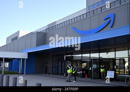 ©PHOTOPQR/L'EST REPUBLICAIN/ALEXANDRE MARCHI ; AUGNY ; 23/09/2021 ; CENTER DE DISTRIBUTION AMAZON AUGNY - AMAZON FRANCE LOGISTIQUE - COMMERCE EN LIGNE - INTERNET - E COMMERCE - PRODUITS EN STOCK - STOCK REFERENCES - GAFAAM - EMPLOI - EMPLOIS - EMBAUCHE - EMBAUCHES - RECRISONIERS - SAONITERS. Agosto 23 settembre 2021. Le center de distribution d'Amazon à Augny lors de son inaugurazione su le plateau de Frescaty. FOTO Alexandre MARCHI. – Il centro di distribuzione di Amazon ad Augny durante la sua inaugurazione sull’altopiano di Frescaty. Foto Stock