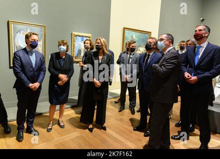 @ Pool/ Jacques Witt /Maxppp, Francia, Parigi, 2021/09/28 Stephane Bern, ospite Audrey Azoulay, Mareva Grabowski Mitsotakis, ospite, Emmanuel Macron, Jean-Luc Martinez e ospite. Il presidente francese Emmanuel Macron e il primo ministro greco Kyriakos Mitsotakis in visita alla mostra Parigi-Atene, nascita della Grecia moderna al museo del Louvre. Parigi Foto Stock