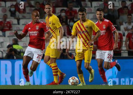 ©Laurent Lairys/MAXPPP - Pedri , Luuk de Jong del FC Barcelone e João Mário , Julian Weigl di Benfica durante la UEFA Champions League, Group Stage, Group e Football Match tra SL Benfica e FC Barcellona il 29 settembre 2021 allo Stade de Luz, Lisbona, Portogallo - Foto Laurent Lairys / MAXPPP Foto Stock