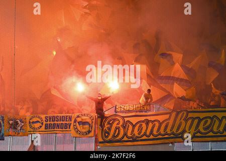 ©Mourad ALLILI/MAXPPP - tifosi Brondby IF durante il gruppo UEFA Europa Ligue Una partita di calcio tra Olympique Lyonnais e Brondby IF presso lo stadio Groupama di Decines-Charpieu vicino Lione, Francia centro-orientale il 30 settembre 2021. Foto Stock