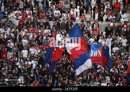 ©Mourad ALLILI/MAXPPP - i sostenitori di Lione di Bad Gons durante il gruppo UEFA Europa Ligue Una partita di calcio tra Olympique Lyonnais e Brondby IF presso lo stadio Groupama di Decines-Charpieu vicino Lione, Francia centro-orientale il 30 settembre 2021. Foto Stock