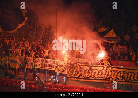 ©Mourad ALLILI/MAXPPP - tifosi Brondby IF durante il gruppo UEFA Europa Ligue Una partita di calcio tra Olympique Lyonnais e Brondby IF presso lo stadio Groupama di Decines-Charpieu vicino Lione, Francia centro-orientale il 30 settembre 2021. Foto Stock