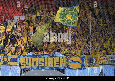 ©Mourad ALLILI/MAXPPP - tifosi Brondby IF durante il gruppo UEFA Europa Ligue Una partita di calcio tra Olympique Lyonnais e Brondby IF presso lo stadio Groupama di Decines-Charpieu vicino Lione, Francia centro-orientale il 30 settembre 2021. Foto Stock
