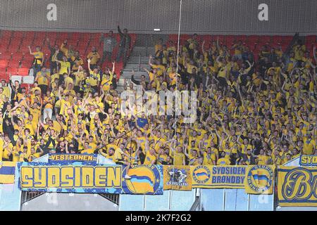 ©Mourad ALLILI/MAXPPP - tifosi Brondby IF durante il gruppo UEFA Europa Ligue Una partita di calcio tra Olympique Lyonnais e Brondby IF presso lo stadio Groupama di Decines-Charpieu vicino Lione, Francia centro-orientale il 30 settembre 2021. Foto Stock