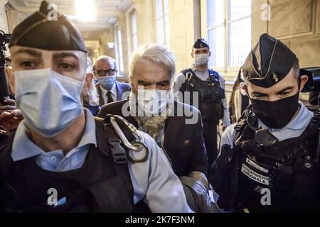 Â CHRISTOPHE PETIT TESSON/EPA/MAXPPP - epa08737512 il magnate francese Bernard Tapie (C) arriva alla corte d'appello del Tribunal de Paris per il primo giorno del suo processo d'appello, a Parigi (Francia), 12 ottobre 2020. Tapie è stata assolta il 09 luglio 2019 dopo essere stata processata per un risarcimento di 404 milioni di euro nel 2008, per risolvere una lunga controversia legale a seguito di un'intensa trattativa aziendale del 1993 riguardante la vendita della sua società di abbigliamento sportivo Adidas. EPA-EFE/CHRISTOPHE PETIT TESSON Bernard Tapie morì all'età di 78 anni, morì di cancro l'uomo d'affari ed ex capo dell'Olympique de Marsei Foto Stock