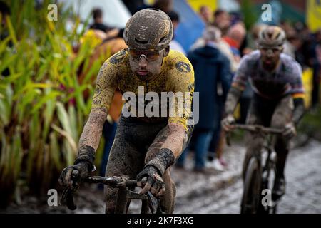 ©PHOTOPQR/VOIX DU NORD/PASCAL BONNIERE ; 03/10/2021 ; TEMPLEUVE 3.10.2021 sport - ciclosme - corso du Paris Roubaix sous la pluie , PAVE 8 moulin de Vertain . FOTO PASCAL BONNIERE / LA VOIX DU NORD - 2021/10/03. Atmosfera mudy sulla corsa ciclistica di Parigi Roubaix. Foto Stock