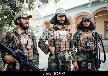 ©Adrien Vautier / le Pictorium/MAXPPP - Des jeunes talibans patrouillent dans la ville de Mazar-e Charif le 5 settembre. Foto Stock