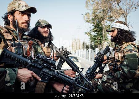 ©Adrien Vautier / le Pictorium/MAXPPP - Des jeunes talibans patrouillent dans la ville de Mazar-e Charif le 5 settembre. Foto Stock