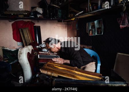 ©Adrien Vautier / le Pictorium/MAXPPP - Wahid Badnam, 53 ans, est reparateur d'accordions, d'harmonium et de guitares a Kaboul. Foto Stock