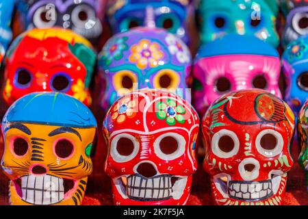 Cranio Ceramic Handicraft, calaveras motivo in una fila, Day of the Dead, Messico Foto Stock