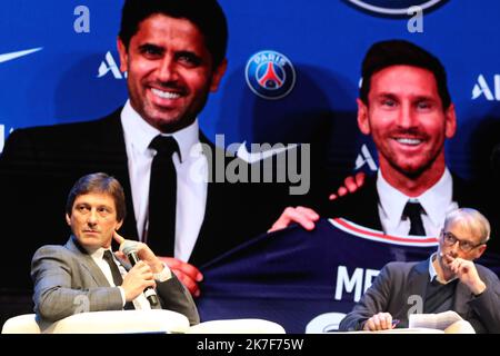 ©Pierre Teyssot/MAXPPP ; Festival dello Sport 2021 - iFdS - . Trento, Italia il 9 ottobre 2021. Leonardo, direttore sportivo brasiliano di PSG, Nasser al-Khelaifi, presidente Qatari di Parigi Saint-Germain, e Lionel messi, in Argentina, con il giornalista destro della Gazzetta dello Sport Alessandro Grandesso Â© Pierre Teyssot / Maxppp Foto Stock