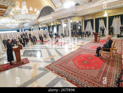 ©Yassine Mahjoub/MAXPPP - primo Ministro Najla Bouden che presta giuramento davanti al presidente del Palazzo Cartagine.... Lunedì 11 ottobre la Tunisia ha adottato un nuovo governo, undici settimane dopo la cacciata del precedente gabinetto da parte del presidente KavØs SavØed, che ha assunto pieni poteri il 25 luglio. "Il Presidente della Repubblica promulga un decreto che nomina il capo di governo e i suoi membri", ha affermato la Presidenza in una dichiarazione poco prima della trasmissione televisiva ufficiale della cerimonia di giuramento. In un discorso durante il giuramento, il primo ministro di 63 anni Najla Bouden ha detto che ' Foto Stock