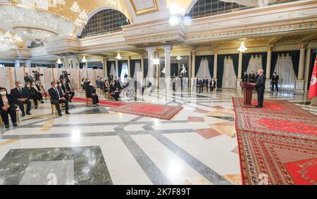 ©Yassine Mahjoub/MAXPPP - Discorso del presidente al palazzo di Cartagine.... Lunedì 11 ottobre la Tunisia ha adottato un nuovo governo, undici settimane dopo la cacciata del precedente gabinetto da parte del presidente KavØs SavØed, che ha assunto pieni poteri il 25 luglio. "Il Presidente della Repubblica promulga un decreto che nomina il capo di governo e i suoi membri", ha affermato la Presidenza in una dichiarazione poco prima della trasmissione televisiva ufficiale della cerimonia di giuramento. In un discorso durante il giuramento, il primo ministro Najla Bouden, di 63 anni, ha affermato che "la lotta contro la corruzione sarà la Foto Stock