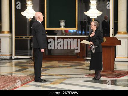 ©Yassine Mahjoub/MAXPPP - primo Ministro Najla Bouden che presta giuramento davanti al presidente del Palazzo Cartagine.... Lunedì 11 ottobre la Tunisia ha adottato un nuovo governo, undici settimane dopo la cacciata del precedente gabinetto da parte del presidente KavØs SavØed, che ha assunto pieni poteri il 25 luglio. "Il Presidente della Repubblica promulga un decreto che nomina il capo di governo e i suoi membri", ha affermato la Presidenza in una dichiarazione poco prima della trasmissione televisiva ufficiale della cerimonia di giuramento. In un discorso durante il giuramento, il primo ministro di 63 anni Najla Bouden ha detto che ' Foto Stock