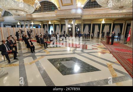 ©Yassine Mahjoub/MAXPPP - Discorso del presidente al palazzo di Cartagine.... Lunedì 11 ottobre la Tunisia ha adottato un nuovo governo, undici settimane dopo la cacciata del precedente gabinetto da parte del presidente KavØs SavØed, che ha assunto pieni poteri il 25 luglio. "Il Presidente della Repubblica promulga un decreto che nomina il capo di governo e i suoi membri", ha affermato la Presidenza in una dichiarazione poco prima della trasmissione televisiva ufficiale della cerimonia di giuramento. In un discorso durante il giuramento, il primo ministro Najla Bouden, di 63 anni, ha affermato che "la lotta contro la corruzione sarà la Foto Stock